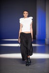 Pokaz JULIYA KROS — Ukrainian Fashion Week NoSS (ubrania i obraz: top biały, spodnie czarne)