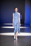 Показ JULIYA KROS — Ukrainian Fashion Week NoSS (наряды и образы: голубое платье, голубые босоножки)