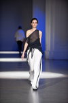 Modenschau von JULIYA KROS — Ukrainian Fashion Week NoSS (Looks: schwarzes transparentes Top, weiße Hose)