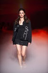 Pokaz Lallier — Ukrainian Fashion Week NoSS (ubrania i obraz: żakiet czarny, sukienka mini czarna)