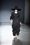 Desfile de RYBALKO — Ukrainian Fashion Week NoSS (looks: vestido de noche negro)