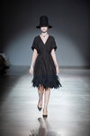 Pokaz RYBALKO — Ukrainian Fashion Week NoSS (ubrania i obraz: sukienka czarna, półbuty czarne, kapelusz czarny)