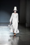 Pokaz RYBALKO — Ukrainian Fashion Week NoSS (ubrania i obraz: sukienka biała, kapelusz biały, torebka biała)