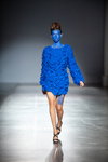 Pokaz RYBALKO — Ukrainian Fashion Week NoSS (ubrania i obraz: suknia koktajlowa niebieska, sandały czarne)