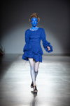 Modenschau von RYBALKO — Ukrainian Fashion Week NoSS (Looks: blaues Cocktailkleid, schwarze Sandaletten)