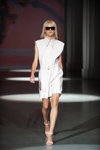 Pokaz VOROZHBYT&ZEMSKOVA — Ukrainian Fashion Week NoSS (ubrania i obraz: sukienka mini biała, sandały białe, blond (kolor włosów), okulary przeciwsłoneczne)