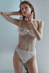 Lookbook bielizny @akula_underwear (ubrania i obraz: biustonosz biały, figi białe)