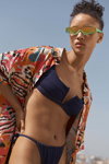 BY THE POOL. Campaña de trajes de baño de Bershka SS 2020 (looks: bañador azul, gafas de sol)