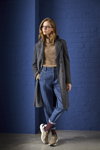 Лукбук BRAX Women FW20 (наряды и образы: синие джинсы, серое пальто, телесный джемпер, телесные кроссовки, очки)