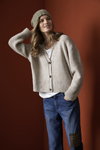 Лукбук BRAX Women FW20 (наряди й образи: сіні джинси, сіра трикотажна шапка, білий топ)