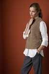 Лукбук BRAX Women FW20 (наряди й образи: біла блуза, сірі брюки)