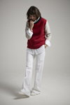 Lookbook Celtic & Co AW 20/21 (ubrania i obraz: bluzka biała, spodnie białe, pulower bordowy)