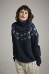 Lookbook Celtic & Co AW 20/21 (ubrania i obraz: sweter niebieski, spodnie białe)