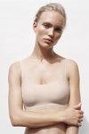 Kim van der Laan. Kampania bielizny Chantelle FW 20/21 (ubrania i obraz: biustonosz beżowy)