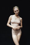 Kim van der Laan. Kampania bielizny Chantelle FW 20/21 (ubrania i obraz: top beżowy, figi beżowe)