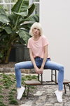 Kampania Cross Jeans SS 2020 (ubrania i obraz: blond (kolor włosów), top różowy, jeansy błękitne, buty sportowe białe)