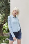 Кампанія Cross Jeans SS 2020 (нарады і вобразы: сінія джынсавыя шорты, блакітная блуза, блонд (колер валасоў))