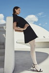Kampania Falke SS 2020 (ubrania i obraz: sukienka mini czarna, szpilki czarne, ażurowy rajstopy białe)
