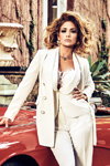 Jennifer Lopez. Campaña de GUESS / Marciano Spring 2020 (looks: traje de pantalón blanco, sujetador blanco)