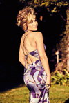 Jennifer Lopez. Kampania GUESS / Marciano Spring 2020 (ubrania i obraz: sukienka wielokolorowa)