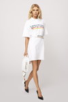 Stella Maxwell. Kampania Hudson's Bay Company + Moschino Couture (ubrania i obraz: sukienka biała, czółenka czarne, blond (kolor włosów))