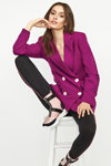 Lookbook KENDALL + KYLIE FW 19/20 (ubrania i obraz: żakiet purpurowy, legginsy czarne)