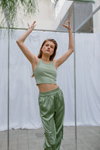 Kampania LeGer by Lena Gercke x ABOUT YOU SS 2020 (ubrania i obraz: krótki top zielony, spodnie zielone)