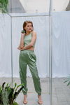Кампания LeGer by Lena Gercke x ABOUT YOU SS 2020 (наряды и образы: зеленый кроп-топ, зеленые брюки)