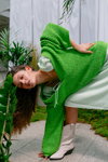 Kampania LeGer by Lena Gercke x ABOUT YOU SS 2020 (ubrania i obraz: kozaki białe, pulower zielony)