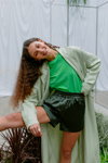 Кампания LeGer by Lena Gercke x ABOUT YOU SS 2020 (наряды и образы: зеленый топ, зеленые шорты)