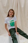 Kampania LeGer by Lena Gercke x ABOUT YOU SS 2020 (ubrania i obraz: top z nadrukiem biały, spodnie zielone)