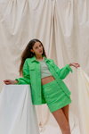 Kampania LeGer by Lena Gercke x ABOUT YOU SS 2020 (ubrania i obraz: kurtka dżinsowa zielona, dżinsowa spódnica mini zielona)