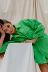 Kampania LeGer by Lena Gercke x ABOUT YOU SS 2020 (ubrania i obraz: kurtka dżinsowa zielona, dżinsowa spódnica mini zielona)