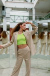 Kampania LeGer by Lena Gercke x ABOUT YOU SS 2020 (ubrania i obraz: krótki top sałatkowy, spodnium beżowe)