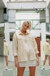 Lena Gercke. Kampania LeGer by Lena Gercke x ABOUT YOU SS 2020 (ubrania i obraz: żakiet kremowy, sukienka mini biała)