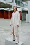 Kampania LeGer by Lena Gercke x ABOUT YOU SS 2020 (ubrania i obraz: płaszcz biały, kozaki białe)