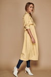 Lookbook M&Co SS 2020 (ubrania i obraz: płaszcz żółty, botki damskie białe, jeansy niebieskie)