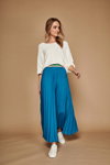 Lookbook M&Co SS 2020 (ubrania i obraz: pulower biały, spódnica plisowan niebieska)