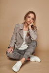 Лукбук M&Co SS 2020 (наряды и образы: серая кожаная косуха, серые камуфляжные джинсы, белый топ)