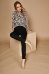 Lookbook M&Co SS 2020 (ubrania i obraz: jeansy czarne, bluzka czarno-biała, botki beżowe)