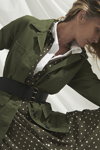 Лукбук Matalan SS 2020 (наряди й образи: біла блуза, чорний ремінь, зелений жакет, сукня-сорочка кольору хакі в горошок)
