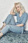Лукбук Miss Selfridge SS 2020 (наряди й образи: блакитний джинсовий комбінезон, блонд (колір волосся))