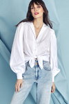 Lookbook Miss Selfridge SS 2020 (ubrania i obraz: bluzka biała, jeansy błękitne)