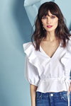 Lookbook Miss Selfridge SS 2020 (ubrania i obraz: bluzka biała, jeansy niebieskie)