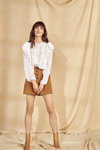Лукбук Miss Selfridge SS 2020 (наряди й образи: біла блуза, коричнева спідниця міні)