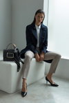 Modern office. Kampania MOHITO FW 19/20 (ubrania i obraz: płaszcz niebieski, spodnie szare, bluzka biała, półbuty czarne)