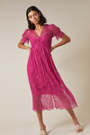 Lookbook Monsoon AW20 (ubrania i obraz: sukienka z gipiury w kolorze fuksji)