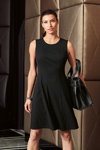 Kampagne von Orsay FW 19/20 (Looks: schwarzes Kleid, schwarze Handtasche)