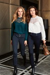Кампания Orsay FW 19/20 (наряды и образы: блуза цвета морской волны, синие джинсы, чёрные полусапоги, белая блуза, коричневая сумка)