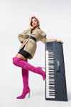 Рита Ора. Кампания ShoeDazzle x Рита Ора (наряды и образы: ботфорты цвета фуксии, бежевое пальто, блонд (цвет волос))